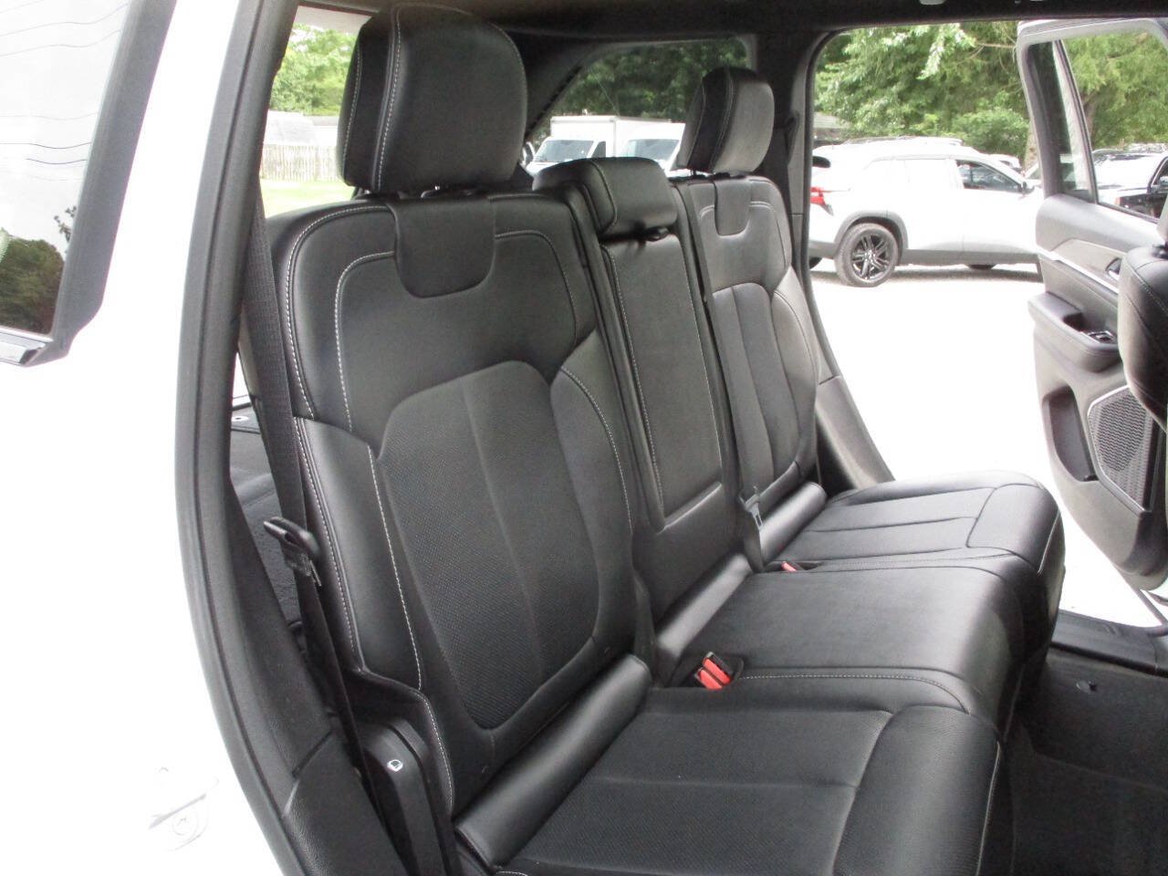 Used 2023 Jeep Grand Cherokee Overland AWD/4WD image 30