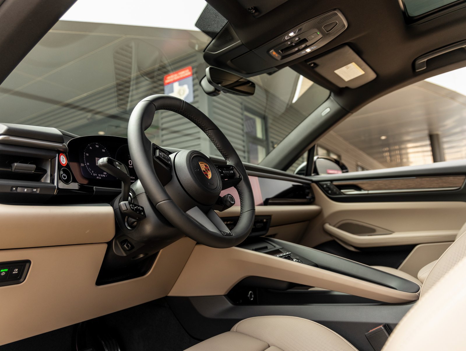 Certified 2025 Porsche Macan 4S Electric AWD/4WD image 4