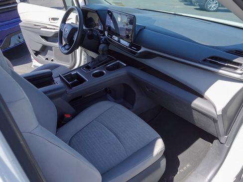 Used 2024 Toyota Sienna LE FWD image 11