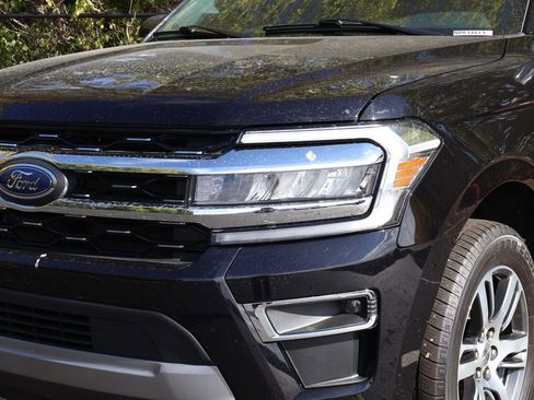 Used 2024 Ford Expedition Limited image 3