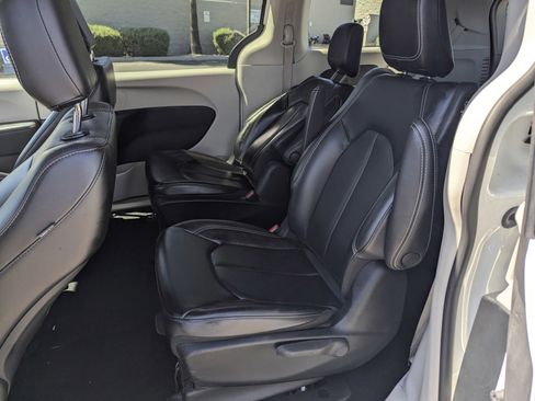 Used 2023 Chrysler Pacifica Touring-L FWD image 8
