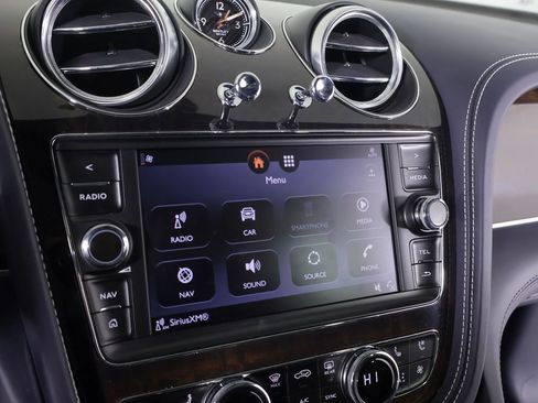 Used 2019 Bentley Bentayga AWD/4WD image 18