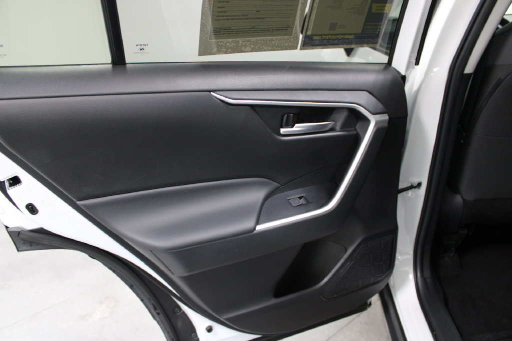 Used 2025 Toyota RAV4 XLE AWD/4WD image 19