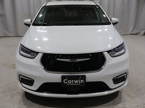 Used 2023 Chrysler Pacifica Touring-L FWD image 8