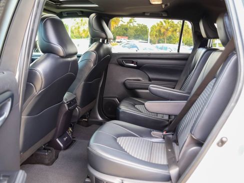 Used 2023 Toyota Highlander XSE FWD image 11