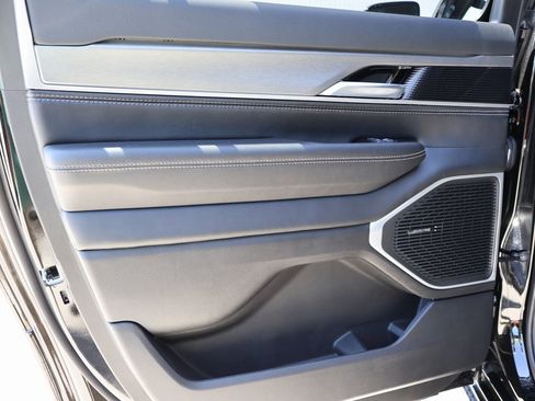 New 2025 Jeep Wagoneer L Series II w/ Premium Group I image 18