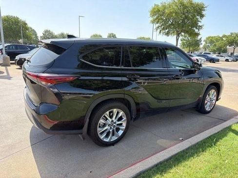 Used 2024 Toyota Highlander Limited FWD image 9