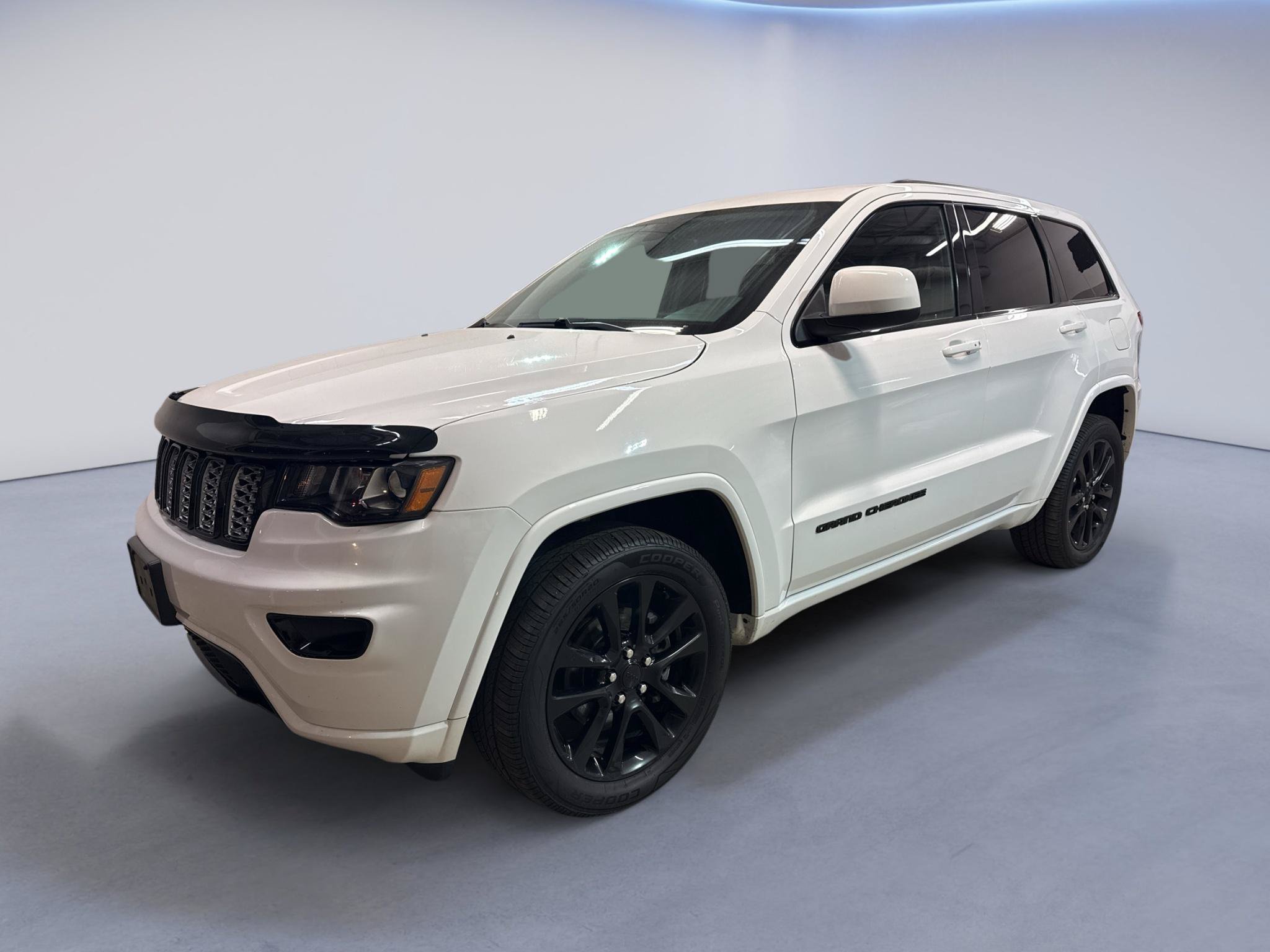 Used 2019 Jeep Grand Cherokee Altitude AWD/4WD image 3