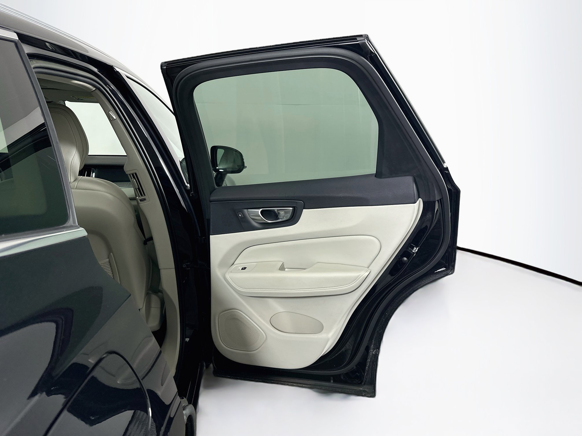Used 2023 Volvo XC60 B5 Plus AWD/4WD image 30
