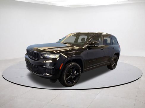 Used 2025 Jeep Grand Cherokee Limited w/ Luxury Tech Group II AWD/4WD image 3