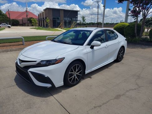 Used 2023 Toyota Camry SE FWD image 1