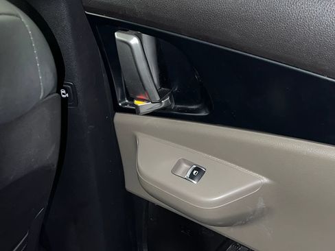 Used 2025 Kia Carnival FWD image 43