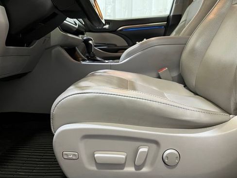 Certified 2018 Toyota Highlander Limited AWD/4WD image 17