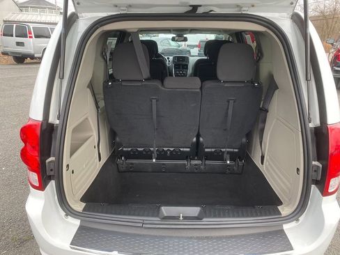 Used 2018 Dodge Grand Caravan SE w/ UConnect Hands-Free Group image 25