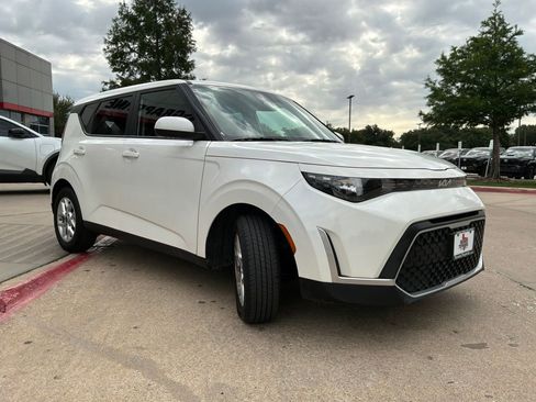 Used 2025 Kia Soul LX w/ LX Technology Package FWD image 3