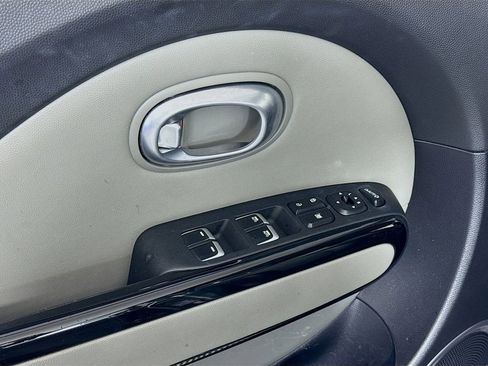 Used 2019 Kia Soul + w/ Primo Package FWD image 18