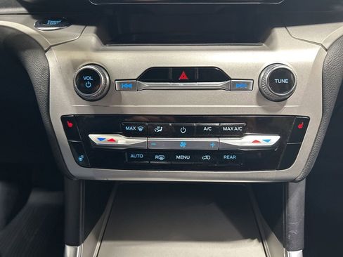 Used 2022 Ford Explorer XLT w/ Equipment Group 202A image 21