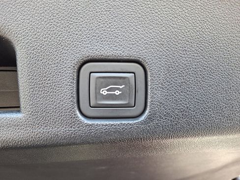 Used 2024 Chevrolet Traverse RS image 33