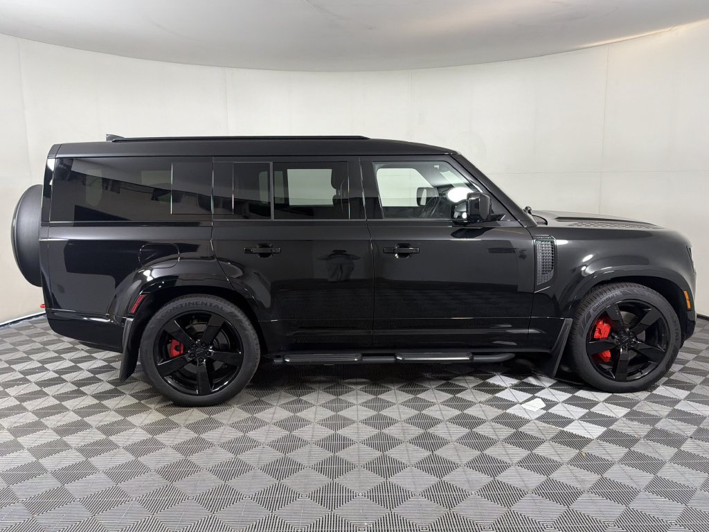 Used 2025 Land Rover Defender 130 X-Dynamic SE AWD/4WD image 9