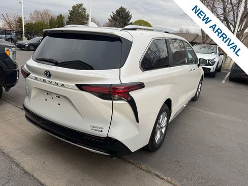 Used 2024 Toyota Sienna Limited image 7