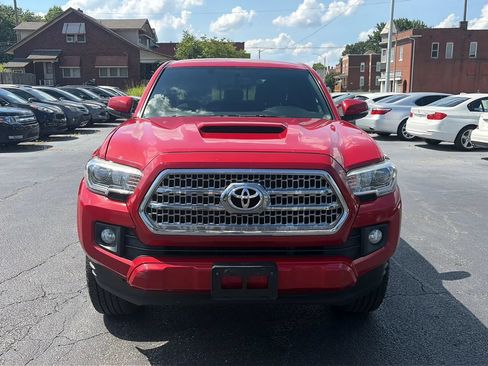 Used 2017 Toyota Tacoma TRD Sport AWD/4WD image 2