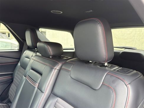 Used 2025 Ford Explorer ST-Line w/ ST-Line Street Pack image 30