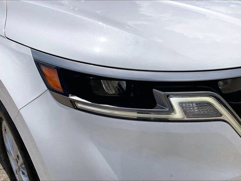 Used 2023 Kia Carnival LX FWD image 33