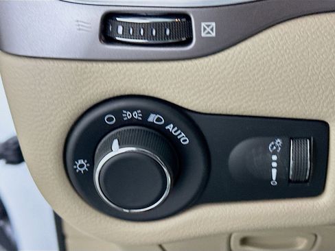 Used 2021 Jeep Cherokee Latitude image 16