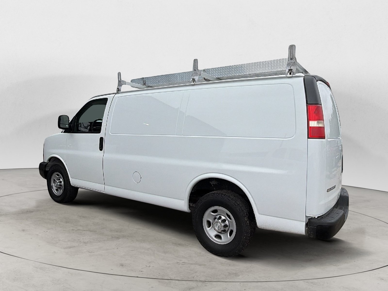 Used 2015 Chevrolet Express 2500 RWD image 4