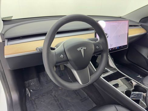 Used 2020 Tesla Model 3 Standard Range Plus image 9