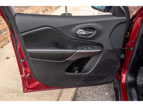 Used 2019 Jeep Cherokee Limited image 9