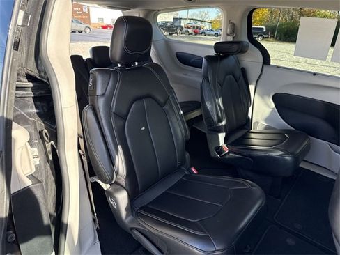 Used 2024 Chrysler Pacifica Touring-L image 26