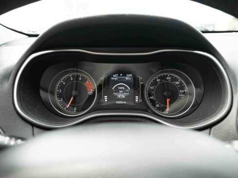 Used 2019 Jeep Cherokee Latitude Plus w/ Cold Weather Group AWD/4WD image 16