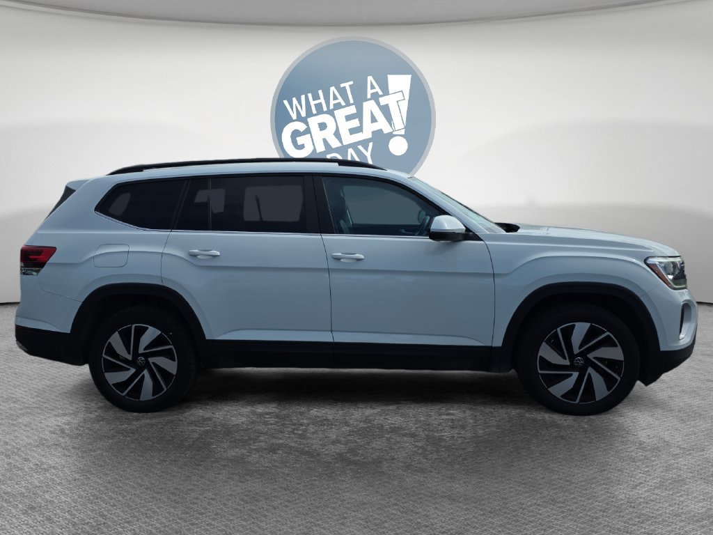 Used 2025 Volkswagen Atlas SE AWD/4WD image 2