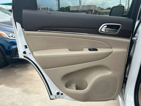 Used 2015 Jeep Grand Cherokee Overland AWD/4WD image 19