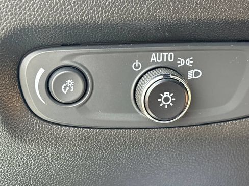 Used 2023 Chevrolet Traverse Premier FWD image 10