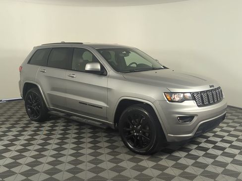 Used 2018 Jeep Grand Cherokee Altitude RWD image 8