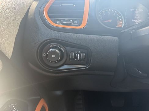 Used 2017 Jeep Renegade Altitude FWD image 28