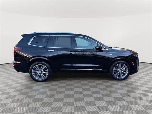 Used 2025 Cadillac XT6 Premium Luxury image 2
