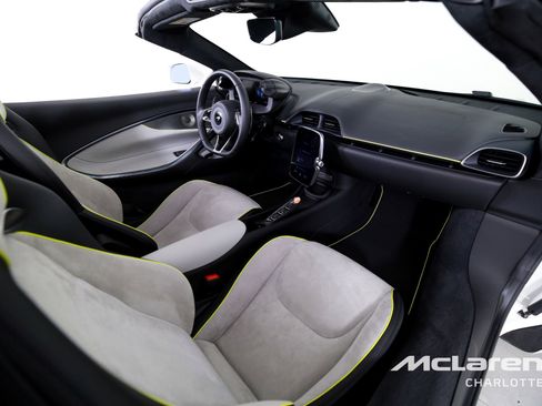 Used 2025 McLaren Artura Spider image 20