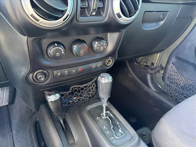 Used 2015 Jeep Wrangler Unlimited Rubicon w/ Connectivity Group AWD/4WD image 5