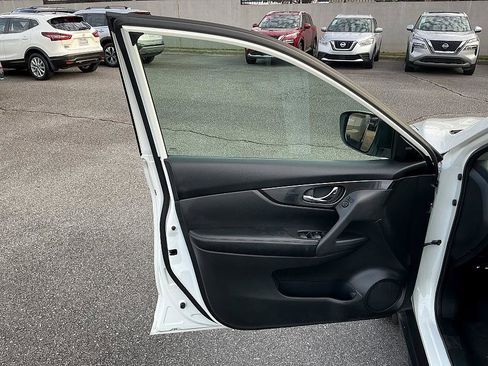 Used 2017 Nissan Rogue SV image 11