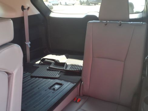 Used 2023 Toyota Highlander XLE FWD image 11