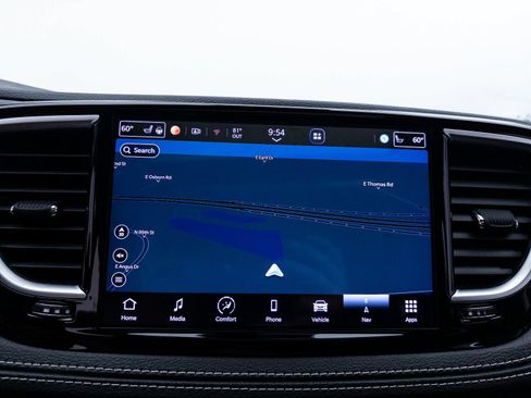 Used 2023 Chrysler Pacifica Limited w/ Uconnect Theater Family Group FWD image 12