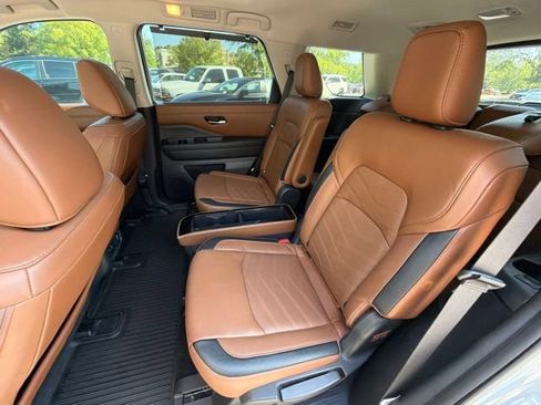 Used 2024 Nissan Pathfinder Platinum FWD image 21