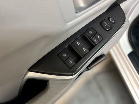 Used 2017 Toyota Camry XLE FWD image 16