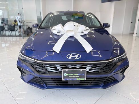 Used 2025 Hyundai Elantra SEL FWD image 2