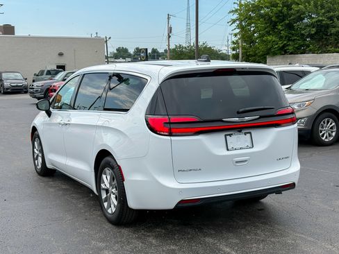 Used 2026 Chrysler Pacifica Limited FWD image 14