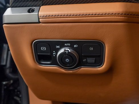 Used 2025 Aston Martin Vanquish image 43