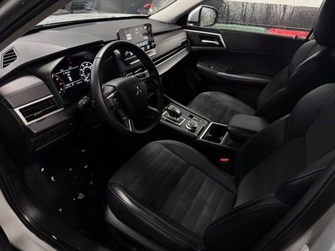 Used 2024 Mitsubishi Outlander SE image 17